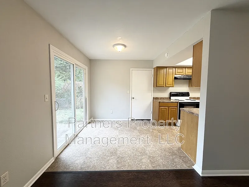 3 bed, 1.5 bath, 1000 sqft, $1,795 — Photo 3