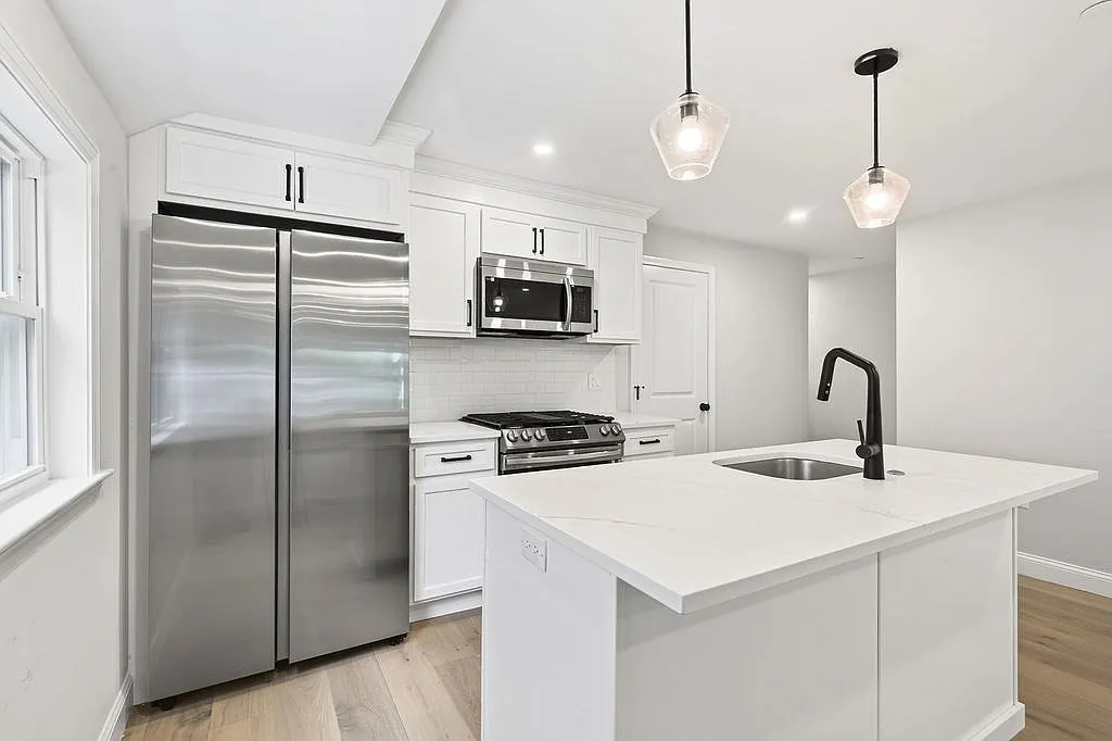 6 bed, 4.5 bath, 2100 sqft, $6,000 — Photo 1