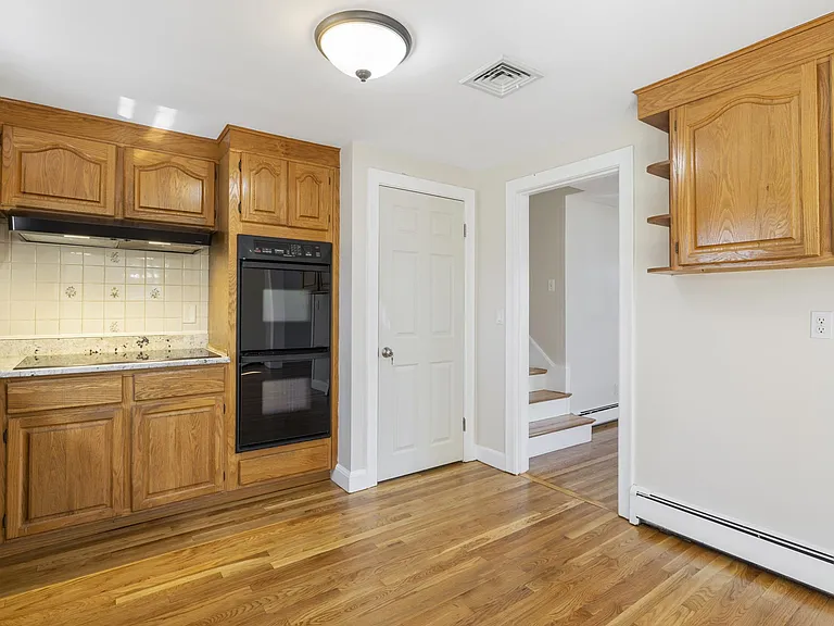 160 Ravenswood Rd — Photo 3