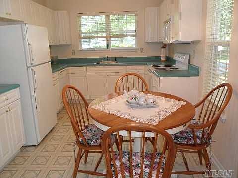 4th image of 22 Westchester Ct