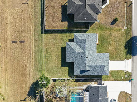 2nd image of 121 SE Lakehurst Drive