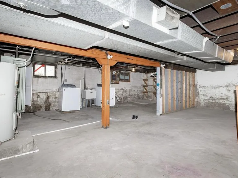 726 College St N — Photo 19