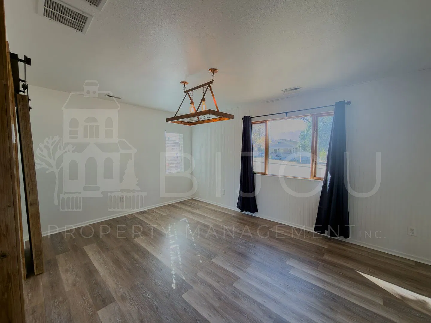 Downtown Rancher w/ Bonus Space — Photo 3