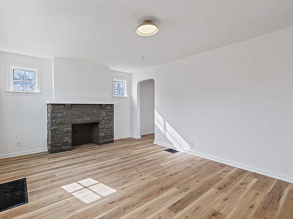 2nd image of 2193 Ontario St