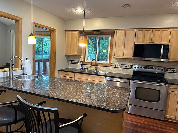 Another view of the kitchen with the peninsula and both sinks.