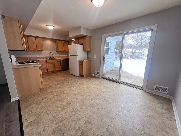 141 Fontenelle St SE — Photo 9