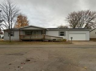 103 Deer Point Dr, Freeport, IL 61032