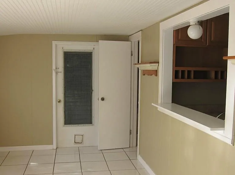 815 Bay St — Photo 7