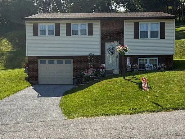 8 Lee Dr, Wheeling, WV 26003