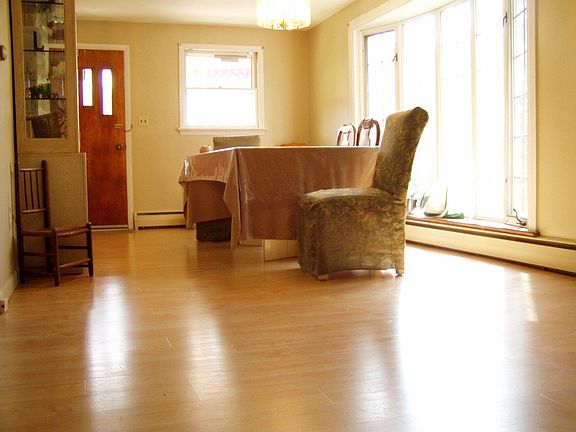 spacious bright rooms w pergo floors
