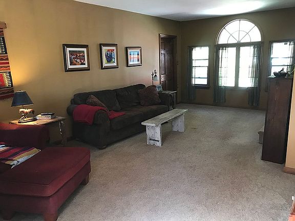 4th image of 305 Pine Creek Dr