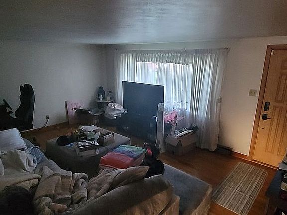 4th image of 227 Elaine St