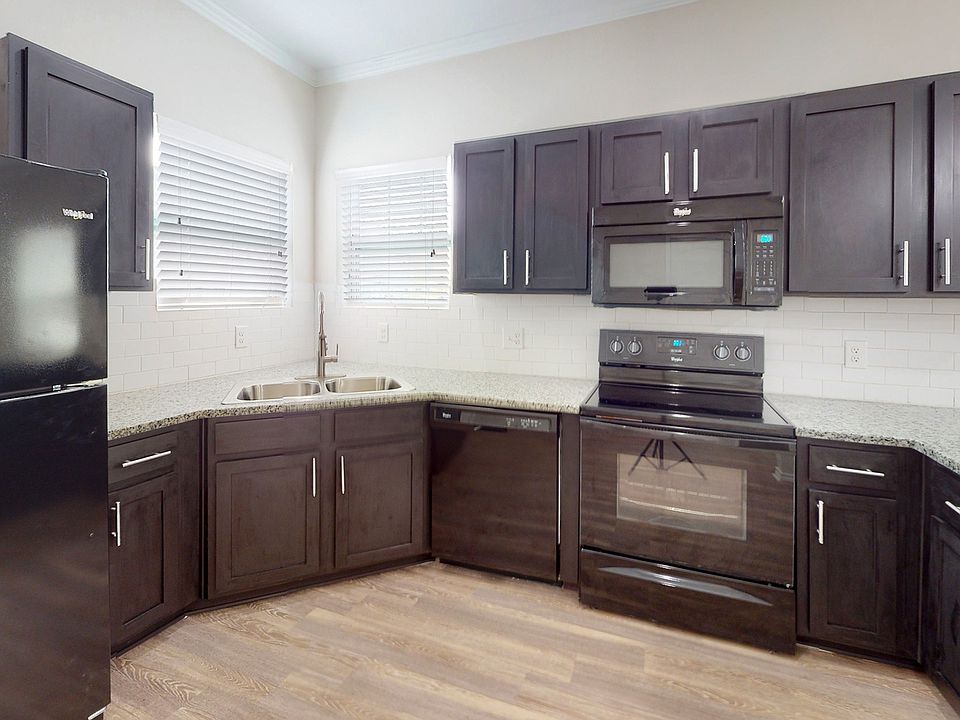 Seaglass-Apartments-2x2-B1-Kitchen-web