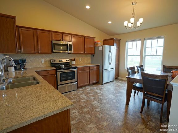 3rd image of 9080 Country View Dr