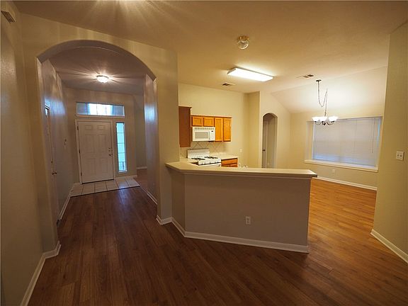 4th image of 904 Rosemont Ct