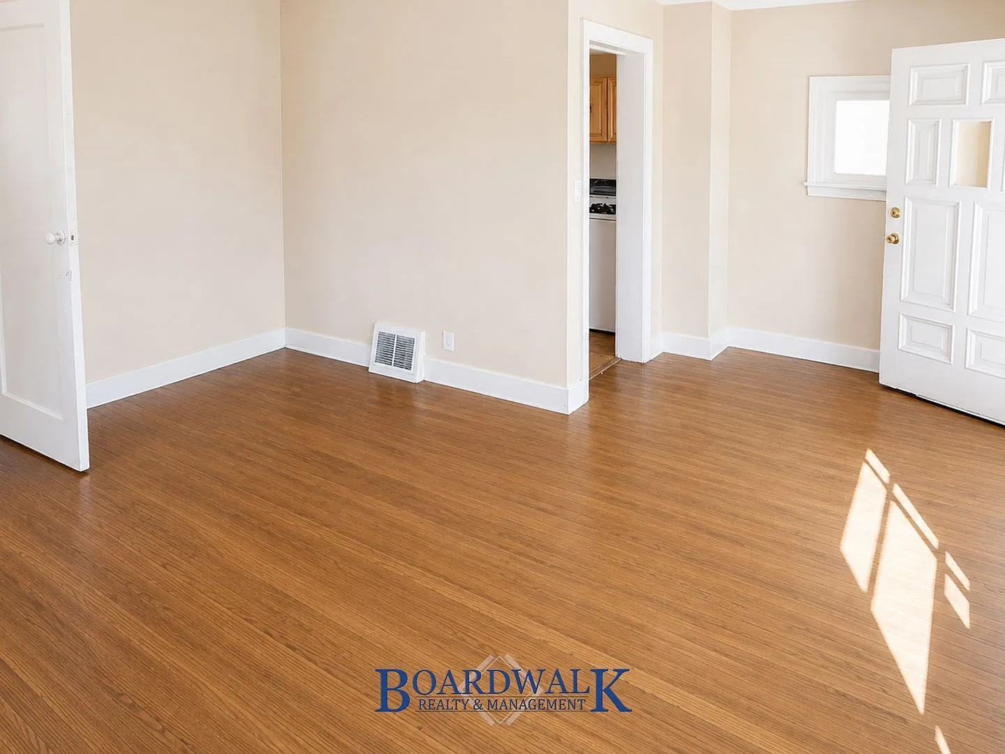 5 bed, 2.0 bath, 1400 sqft, $1,900 — Photo 3