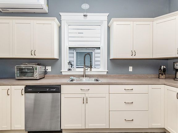 3rd image of 49 George St