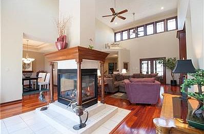 2 story ceiling with lots of natural light