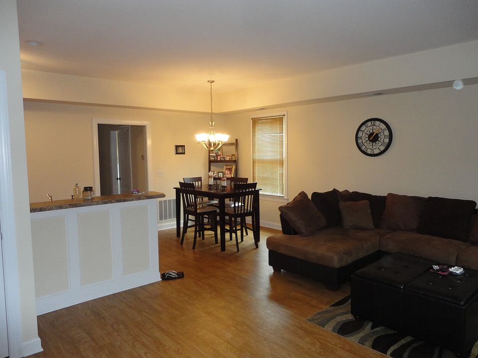 Open concept living 1st floor Living Dining Kitchen with Snack bar counter