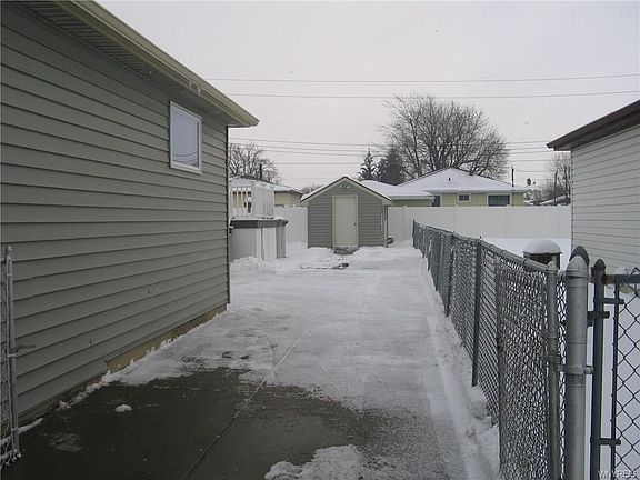4th image of 27 Babbette Dr