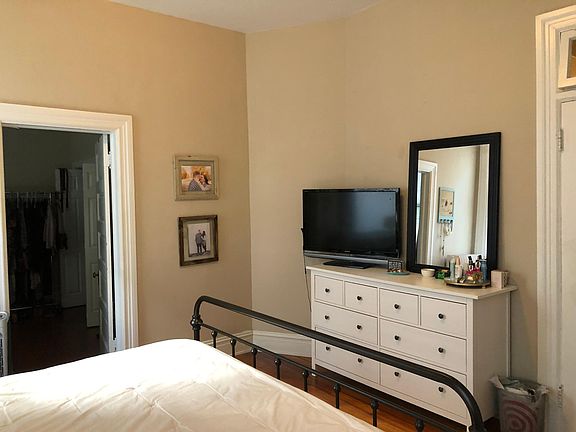 4th image of 204 N Sheppard St APT 1