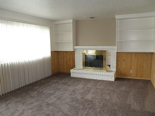 Living Room with fireplace
