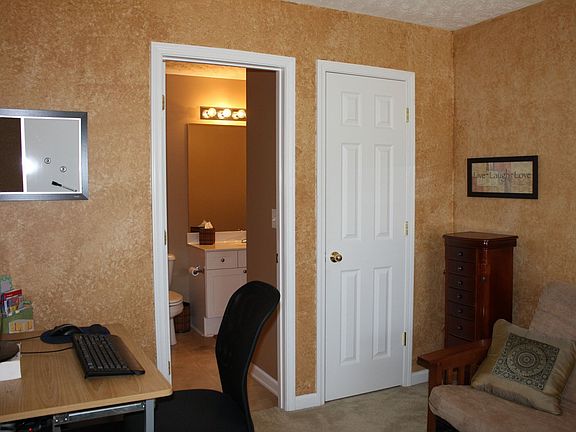 2nd bedroom w/private bath