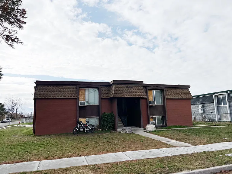 2554 S Lake Park Cir — Photo 1
