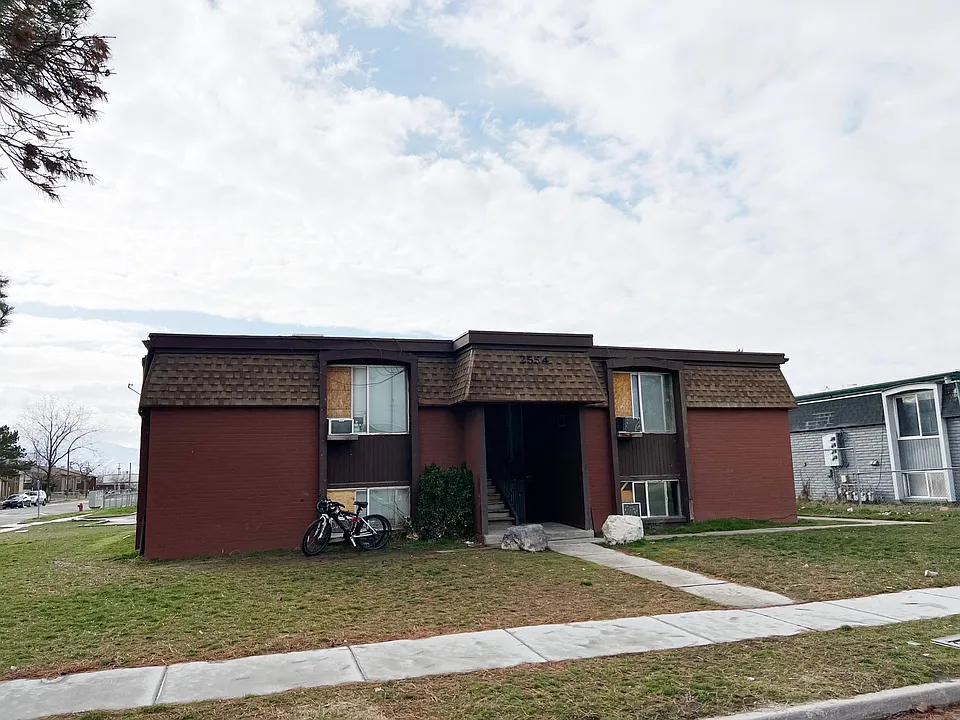 2554 S Lake Park Cir