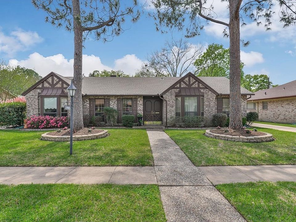 A Classic Walnut Bend Home With Towering Pine Trees.