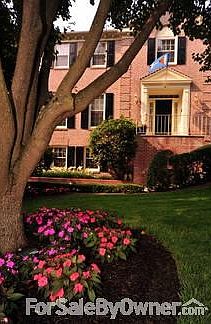 Front elevation
						:
						flower beds, planter boxes