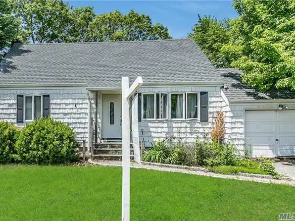 4 Ford Dr W, Massapequa, NY 11758