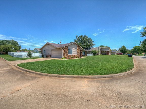 2nd image of 611 W 46th Pl S