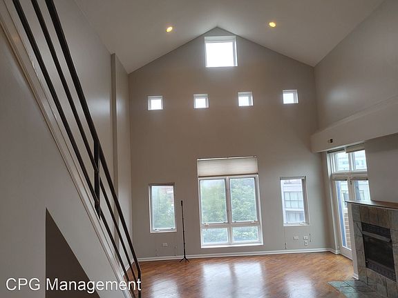 4th image of 2251 W St. Paul Paul #4B