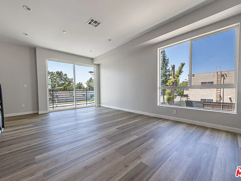 6702 Balboa Blvd #1 — Photo 7