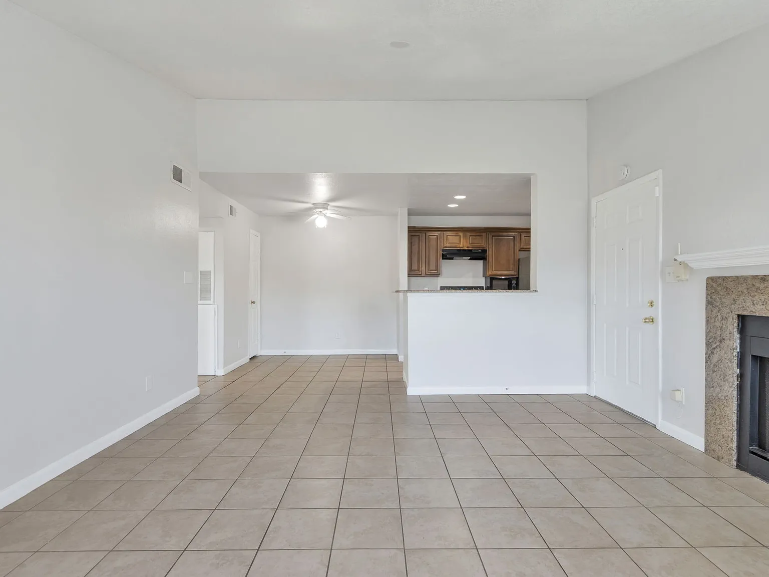 Great 2 bedrooms located in the beautiful community — Photo 2