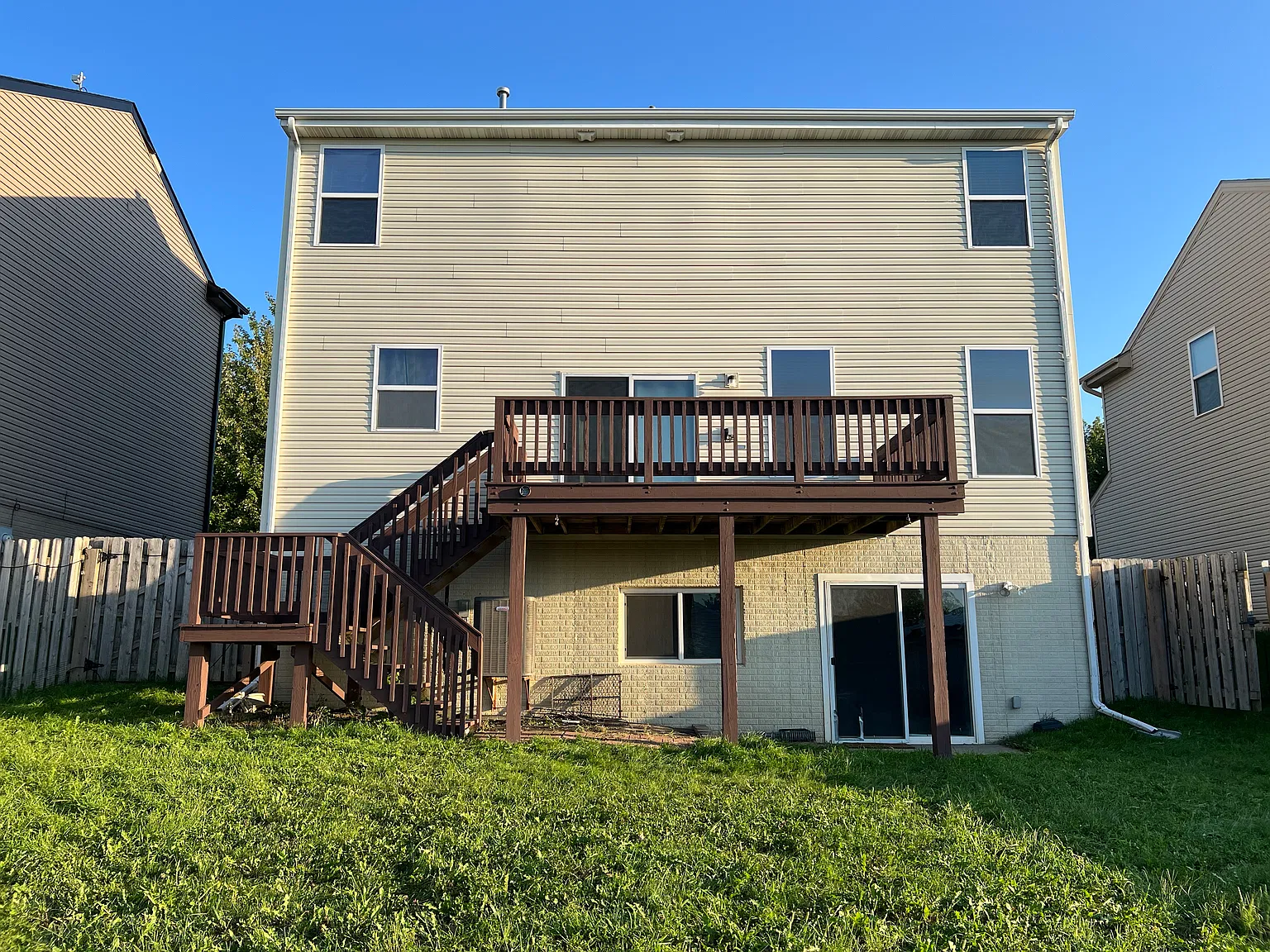3 bed, 2.5 bath, 1637 sqft, $2,400 — Photo 2