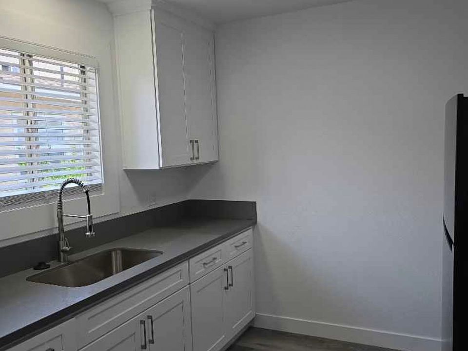 1st image of 871 E 49th St #1/4