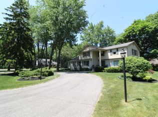 29001 Oak Point Dr, Farmington Hills, MI