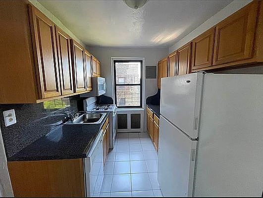 3rd image of 2728 Henry Hudson Pkwy #D82