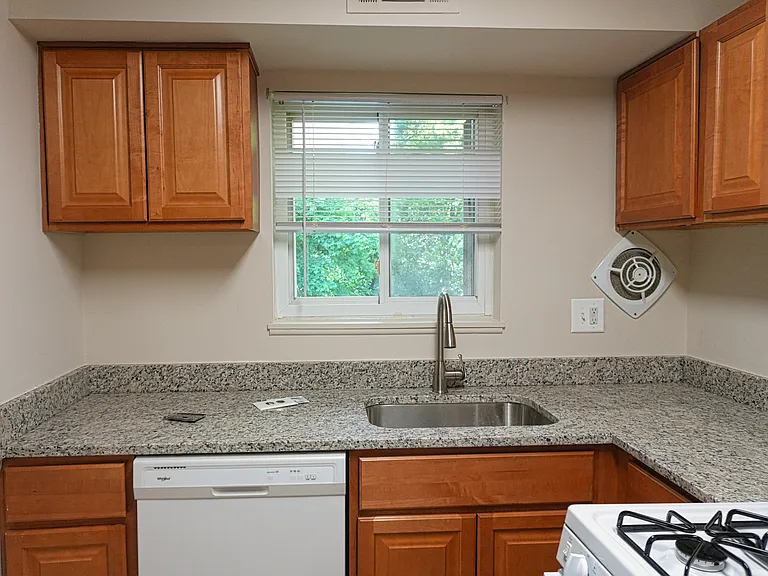 Edmondson Park Apartments — Photo 9