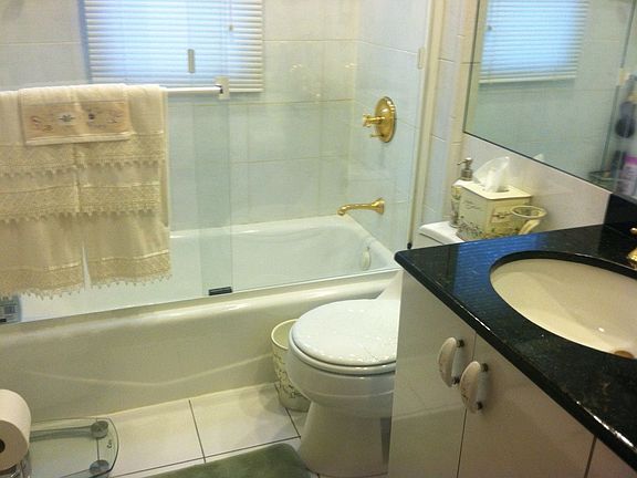 Full Bath w/granite counter