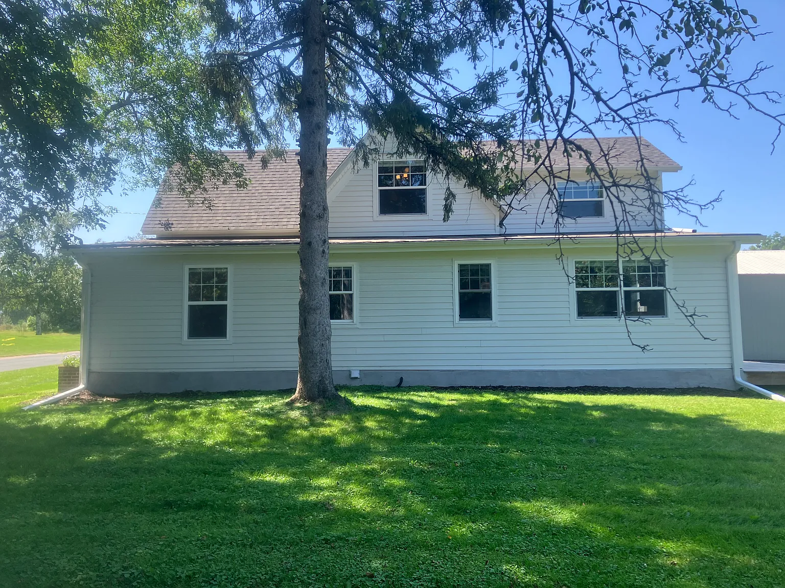 4 bed, 2100 sqft, $2,950 — Photo 2