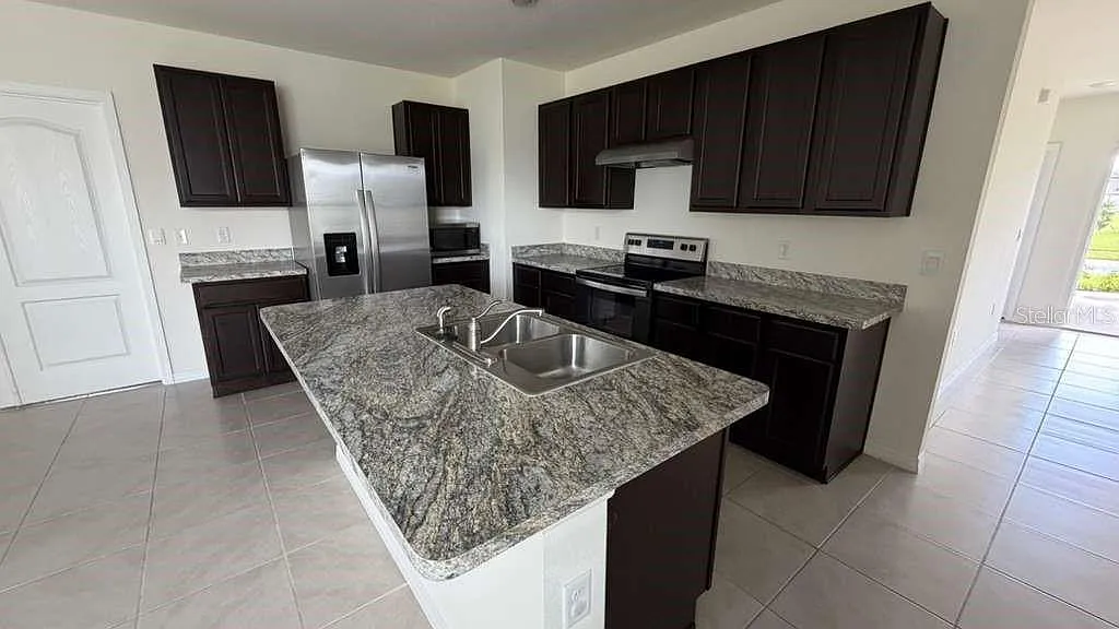3 bed, 2.0 bath, 1625 sqft, $2,200 — Photo 4