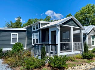15 Highland Hollow Ln, Flat Rock, NC 28731
