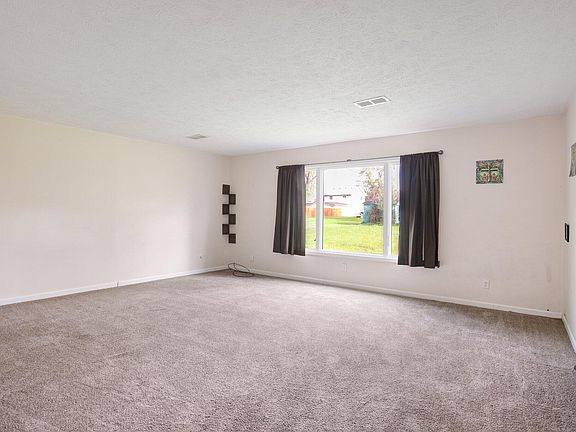5th image of 26924 Wilkinson St