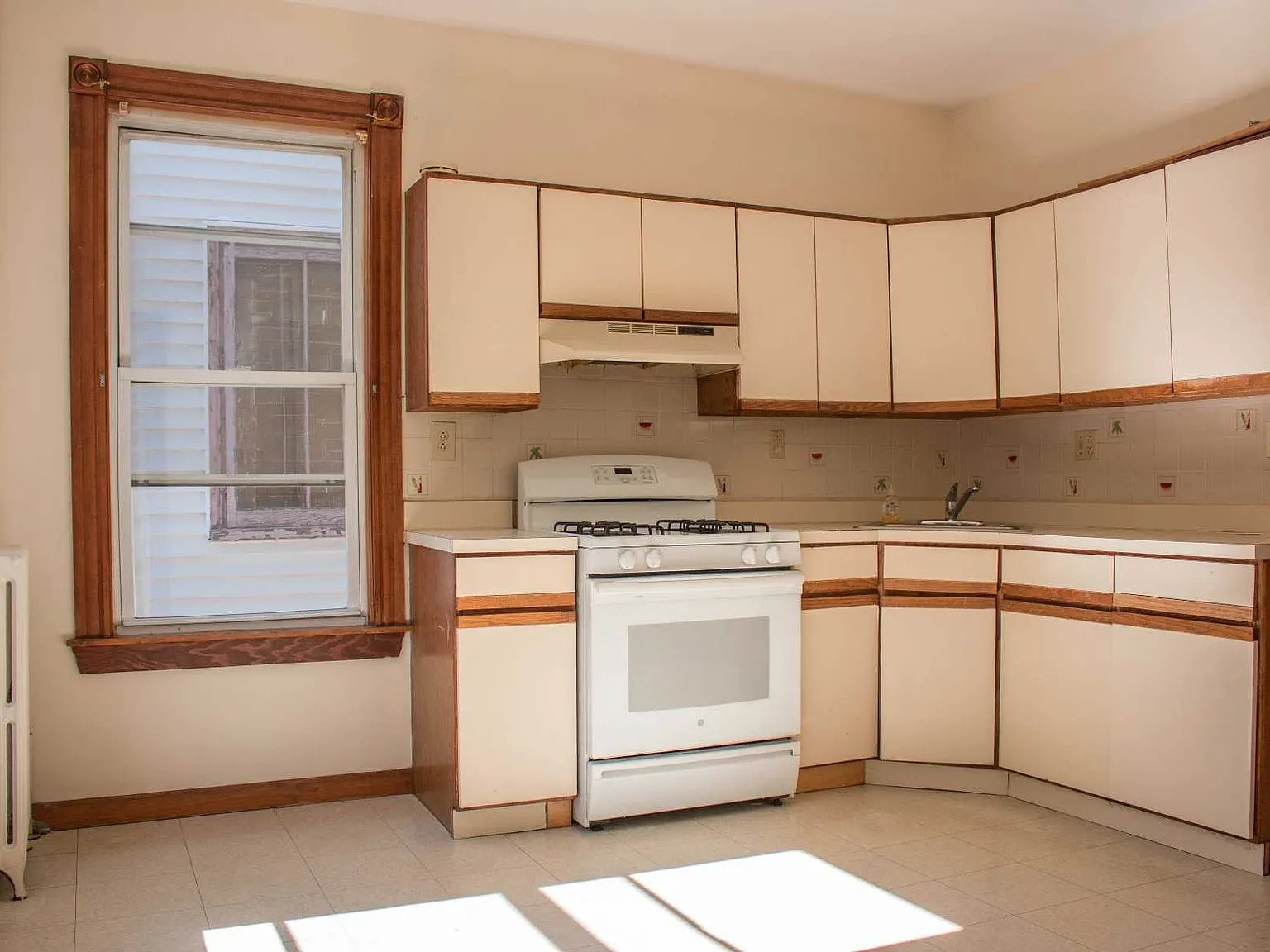 4 bed, $3,200 — Photo 1