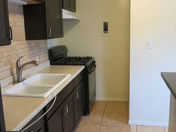 3rd image of 633 W 7th St Unit 635