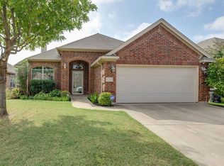8212 Fall Crest Dr, Hurst, TX 76053