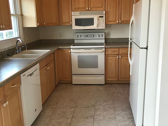 3rd image of 300 Hill St